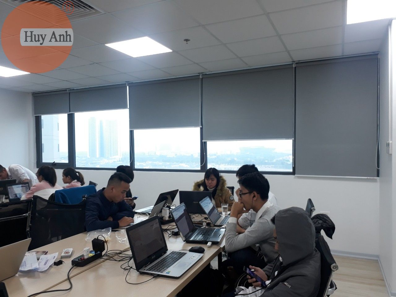 rèm cửa sổ văn phòng dạng cuốn bằng nhựa